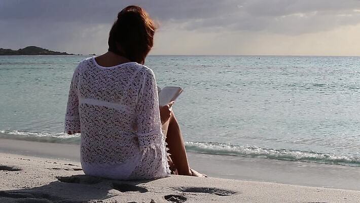 구름 모자 여자 감정 모래 파도 바다 신체 하늘 바람 휴가 휴식 한명 사람 앉기 해변 뒷모습 물 여름 비키니 독서 햇빛 평화 맑음 화목 자유 슬픔 흰색 표현 고독 고민 고립 혼자 MOV 해외동영상 클립영상 자연요소 1 잡화 계절 수영복 뷰포인트 컬러 컨셉 모션 날씨 태양 동영상 파일형식