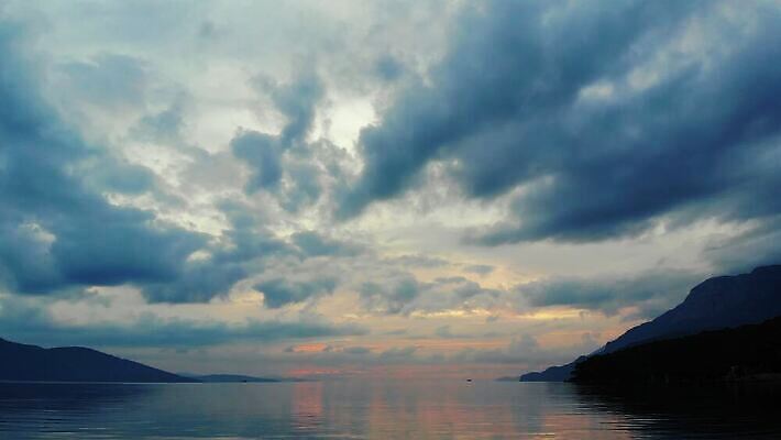 나무 실루엣 파도 바다 자연 하늘 산 안테나 파노라마 사람없음 물 파란색 반사 침묵 거울 안개 덮개 만 망토 지중해 언덕 흐림 창백 드론 잔물결 파스텔톤 수평선 4K MP4 해외동영상 클립영상 자연요소 식물 물결 컬러 통신 날씨 촬영기법 소리 뚜껑 생태계 동영상 파일형식