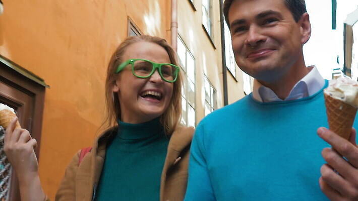 백인 커플 여자 남자 행복 유럽 2 장난 아이스크림 거리 함께함 스웨덴 사랑 웃음 사람 성인 사람없음 야외 여행객 산책 기쁨 도시 달콤 먹기 긍정 원뿔 스톡홀름 MOV 해외동영상 슬로모션 클립영상 도형 서양인 감정 나라 컨셉 관계 모션 휴식 디저트 촬영기법 표정 북유럽 맛 동영상 파일형식