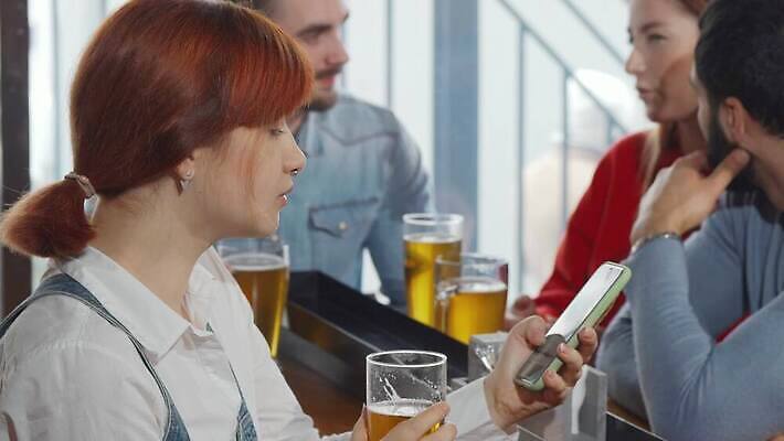 라이프스타일 여자 음료 인터넷 통신 유리 모바일 맥주 함께함 실내 여러명 친구 스마트폰 핸드폰 파티 디지털 식당 저녁식사 우정 카페 알코올 도시 바 그룹 어플리케이션 연결 계산대 무선전화기 고객 스마트 점심식사 소셜미디어 4K MOV 해외동영상 클립영상 다수 컨셉 관계 재질 주류 사람 이벤트 내부 생활 전자제품 스마트기기 상점 식사 전화기 동영상 파일형식