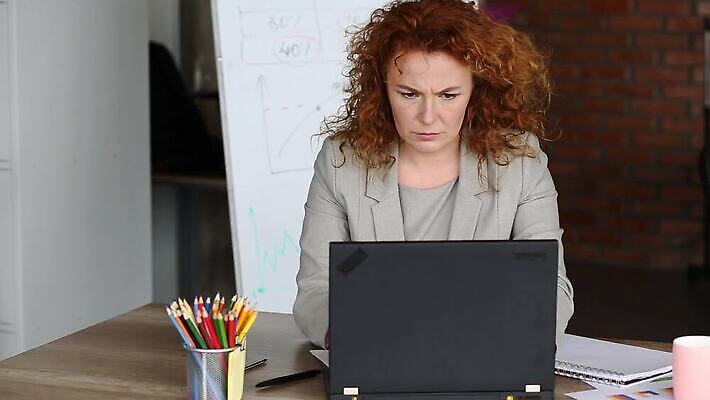 직업 응시 여자 안경 비즈니스 통신 스트레스 대화 한명 단어 사무실 분노 가리킴 잡기 작업 비즈니스우먼 불안 통화 문제 보여주기 답변 프로젝트 헬프 MOV 해외동영상 클립영상 문자 1 시선 잡화 감정 모션 말하기 사람 손짓 도움 직장인 동영상 파일형식