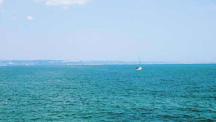 라이프스타일 스포츠 파도 바다 여행 백그라운드 요트 교통시설 자연 하늘 낚시 바람 휴가 항해 사람없음 야외 물 파란색 자유 흰색 보트 고급 작음 함선 레가타 뱃놀이 4K MOV 해외동영상 클립영상 자연요소 컬러 교통 컨셉 배_교통 레저 날씨 생활 전통놀이 크기 시설 생태계 동영상 파일형식