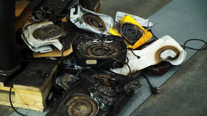 음식 가정 요리 사람없음 쌓기 환경 금속 주방 기계 재활용 장비 수확 레인지 뜨거움 오염 오븐 그릴 냄비 쓰레기 폐기물 난로 버리기 버너 부식 복고 먼지 낭비 나쁜 고물상 구김 깨짐 생태학 옛날 중고 혼란 4K MOV 해외동영상 클립영상 교육 컨셉 농업 모션 재질 주방용품 가전제품 솥 난방기 친환경 동영상 파일형식