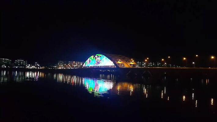 유럽 아시아 바다 여행 건축양식 전등 조명 한국 동양인 풍경 사람없음 건물 물 도시풍경 반사 여행객 탑 항구 고층빌딩 새벽 도시 만 보트 도심 야간 저녁 장면 스카이라인 석호 빛망울 랜드마크 4K MP4 해외동영상 클립영상 자연요소 건축물 건축 나라 배_교통 교통시설 사람 인종 빌딩 빛 동영상 파일형식