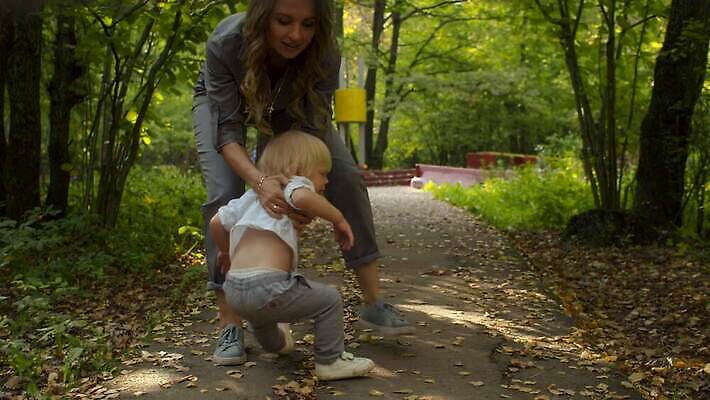 백인 공원 여자 남자 아들 어린이 가족 자연 엄마 함께함 사랑 미소 사람 앉기 소년 야외 두명 초록색 금발 걷기 외침 산책 분노 가을 아기 작음 걸음마 4K MOV 해외동영상 슬로모션 클립영상 서양인 헤어스타일 계절 공공시설 감정 컬러 컨셉 관계 모션 휴식 촬영기법 표정 소리 크기 생태계 동영상 파일형식