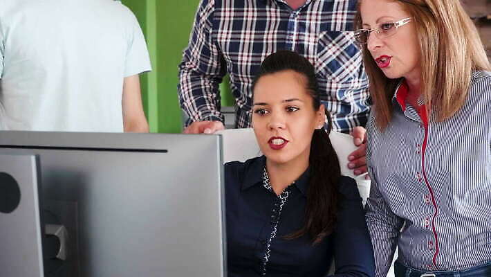 직업 디자인 여자 남자 컨셉 회사 비즈니스 사업가 통신 협력 설계 아이디어 함께함 창조 사람없음 노트북 컴퓨터 사무실 알약 자료 과학기술 업무 비즈니스맨 비즈니스우먼 그룹 계획 토론 동료 창업 비전 나눔 유지 유니콘 프로젝트 콜라보레이션 브레인스토밍 4K MOV 해외동영상 클립영상 관계 기술 사람 전자제품 약 작업 직장인 자영업 동영상 파일형식