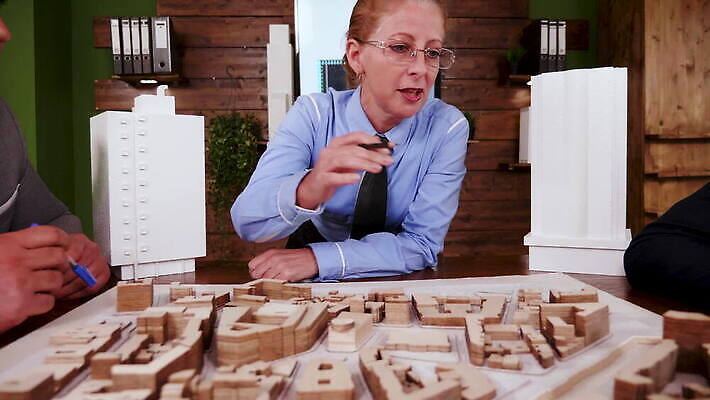 라이프스타일 남자 컨셉 인터넷 통신 주택 실내 대화 사람 앉기 성인 두명 전자제품 카메라 장비 업무 어플리케이션 휴대용 스마트 오디오 온라인 동영상 리뷰 블로거 소셜 크리에이터 1인미디어 인트로 MOV 해외동영상 클립영상 직업 모션 말하기 내부 건물 생활 작업 오브젝트 방송 파일형식