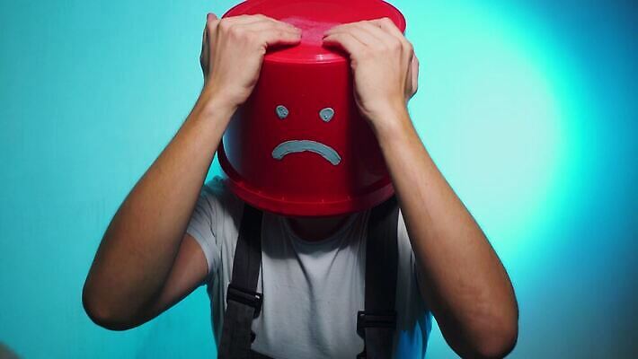 직업 감정 산업 유니폼 노동자 주택 한명 사람 빨간색 파란색 머리 외침 표현 업무 유머 엔지니어 플랫 수리 감독 울음 종업원 양동이 서비스 건축업자 계약자 공예가 숨기 우울감 착용 콘크리트 4K MOV 해외동영상 클립영상 1 옷 건축 컬러 모션 표정 건물 신체부위 소리 작업 기술자 계약 동영상 파일형식