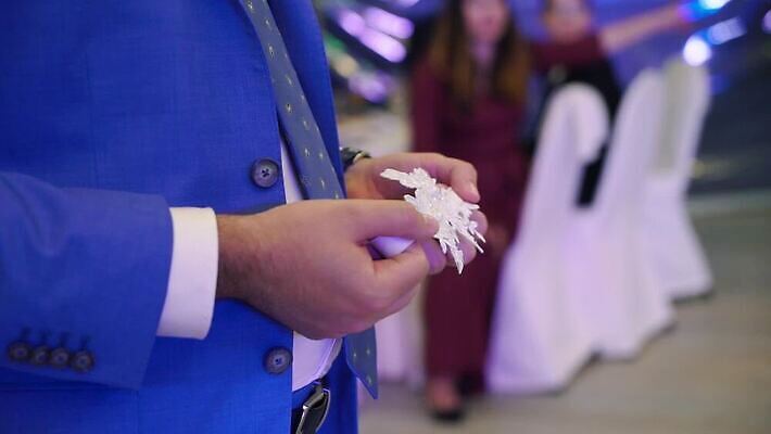 전통 손 남자 신랑 결혼 신혼부부 결혼식 남편 실내 사람 정장 턱시도 이벤트 섹시 파티 식당 저녁식사 낭만 게임 축하 잡기 던지기 고급 우아함 속옷 야간 저녁 기회 긍정 란제리 가터벨트 순간 접수 MOV 해외동영상 클립영상 자연요소 부부 옷 컨셉 모션 놀이 내부 신체부위 상점 식사 벨트 신혼 동영상 파일형식