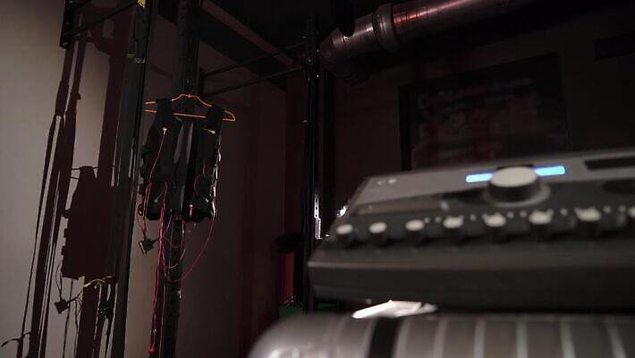 직업 드레스 스포츠 운동화 신체 근육 실내 건강 정장 사람없음 운동 검은색 힘 기계 재킷 코트 조끼 결심 집중 연습 체육관 근육질 전자 다이오드 물리치료 4K MOV 해외동영상 클립영상 옷 컬러 신발 컨셉 내부 치료 외투 몸매 동영상 파일형식