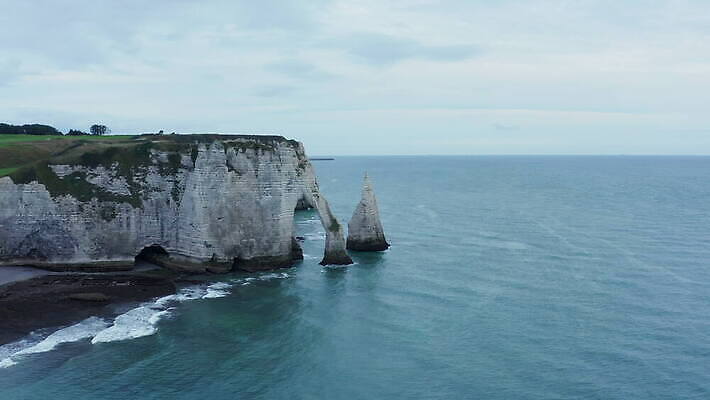 유럽 바다 자연 안테나 파노라마 사람없음 초록색 물 파란색 하이앵글 뷰티 절벽 프랑스 만 아치 프랑스어 노르망디 드론 랜드마크 4K MOV 해외동영상 클립영상 자연요소 문자 나라 뷰포인트 컬러 통신 촬영기법 생태계 동영상 파일형식