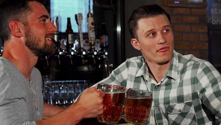 라이프스타일 남자 행복 감정 음료 회사 통신 유리 휴식 맥주 함께함 실내 사람 이벤트 두명 친구 파티 축제 우정 기쁨 모임 축하 표현 알코올 바 그룹 만취 클럽 긍정 토스트 주말 아일랜드 양조 양조장 총각 유흥 4K MOV 해외동영상 클립영상 유럽 빵 컨셉 비즈니스 관계 재질 주류 내부 생활 동영상 술취함 파일형식