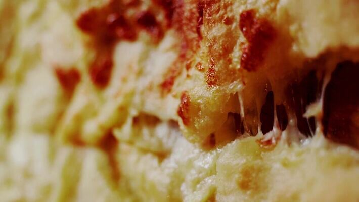 백인 전통 접시 음식 빵 조각 부분 치즈 피자 요리 사람없음 노란색 주방 식당 식사 저녁식사 이탈리아 빵집 신선 뜨거움 원형 맛 아침식사 자르기 굽기 먹기 속도 반죽 점심식사 모짜렐라치즈 전국 조지아 페스츄리 핸드메이드 4K MOV 해외동영상 클립영상 도형 서양인 식기 유럽 컬러 컨셉 모션 유제품 패스트푸드 서양음식 상점 구이 동영상 동유럽 파일형식