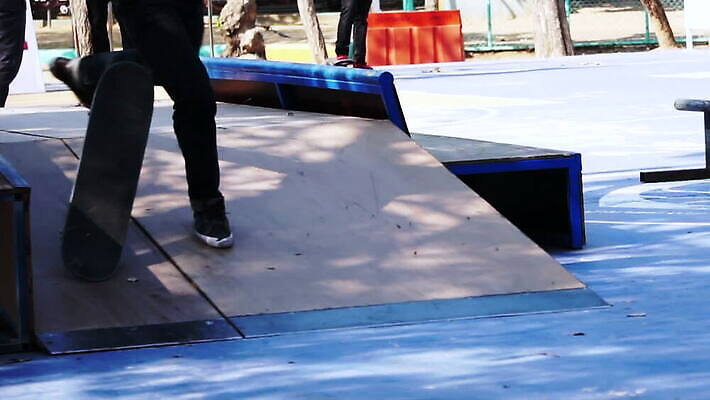 라이프스타일 공원 남자 문화 스포츠 포즈 신발 장난 청소년 놀이 거리 기술 사람 경사 사람없음 야외 운동 맑음 점프 에너지 스케이트 스케이팅 스케이트보드 승차 시원함 언덕 회전 실수 느림 스케이터 되감기 어려움 프리스타일 HD MOV 해외동영상 슬로모션 클립영상 공공시설 스포츠용품 모션 날씨 겨울스포츠 운동선수 촬영기법 건강 생활 보드_스포츠 동영상 파일형식