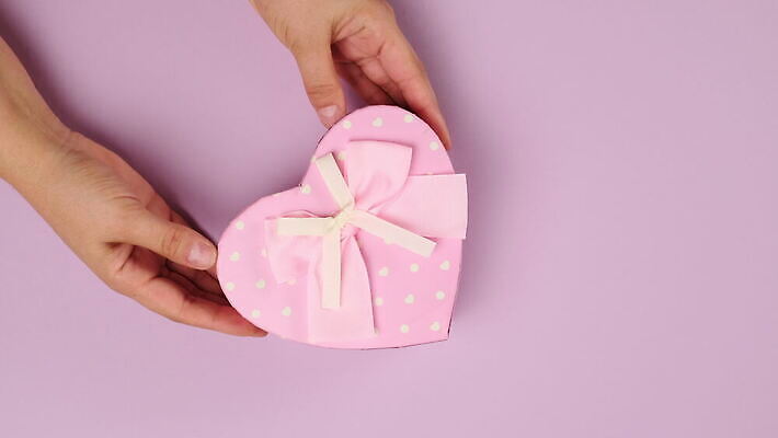 손 기념일 리본 종이 결혼 크리스마스 탁자 휴가 발렌타인데이 선물 사랑 장식 빨간색 파란색 선물상자 상자 놀람 축하 잡기 생일 정상 활 주기 패키지 4K MOV 해외동영상 클립영상 감정 컬러 가구 컨셉 모션 데이이벤트 표정 이벤트 신체부위 동영상 파일형식