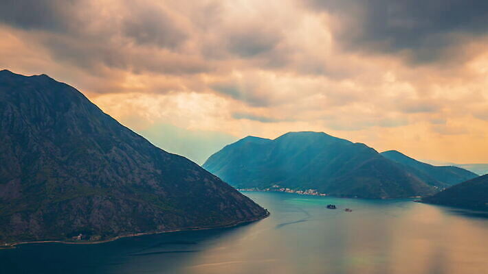 나무 유럽 호수 바다 여행 하늘색 백그라운드 이동 자연 하늘 날씨 휴가 휴식 산 따뜻함 사람없음 야외 물 파란색 태양 수영 일몰 봄 새벽 하이킹 추위 시간 만 내추럴 랜드마크 몬테네그로 발칸반도 4K MOV 해외동영상 클립영상 자연요소 식물 계절 나라 컬러 컨셉 레저 노을 수상스포츠 생태계 동영상 파일형식
