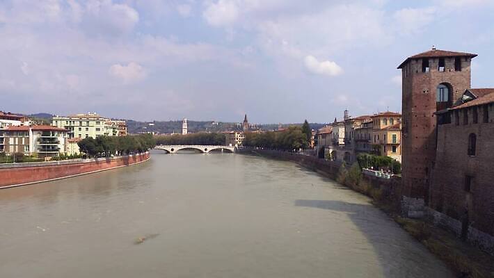 유럽 문화 여행 건축양식 거리 안테나 파노라마 미술 사람없음 건물 물 강 도시풍경 성당 교회 평화 탑 이탈리아 도시 중세 역사 저녁 언덕 장면 타운 천연기념물 랜드마크 르네상스 베로나 옛날 사이프러스 4K MP4 해외동영상 클립영상 자연요소 나무 건축물 건축 나라 컨셉 통신 종교건축 문화예술 촬영기법 풍경 야간 동영상 파일형식