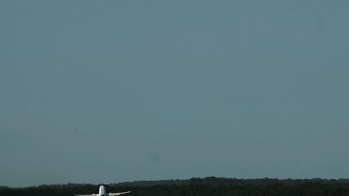 여행 백그라운드 교통시설 거리 비행기 사람없음 공항 땅 쌍둥이 고도 항공 속도 출발 상업 활주로 제트기 승객 이륙 엔진 대패 땅바닥 항공사 4K MOV 해외동영상 클립영상 산업 길 교통 컨셉 가족 항공교통 대중교통 바닥 시설 동영상 파일형식