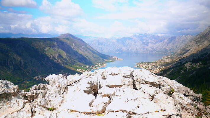 1 라이프스타일 손 여자 호수 스포츠 여행 신발 배낭 자연 하늘 휴가 휴식 산 부츠 한명 사람 앉기 야외 10대 초록색 캠핑 하이킹 시간 업무 몬테네그로 하이커 혼자 스타일 힙스터 4K MOV 해외동영상 클립영상 패션 컬러 컨셉 가방 모션 청소년 레저 생활 신체부위 작업 생태계 동영상 파일형식