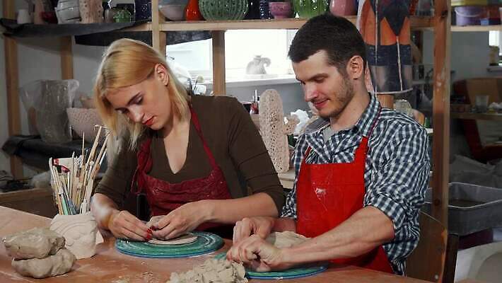 직업 전통 커플 행복 문화 조각 지도 데이트 사업가 성공 휴식 창조 미술 취미 두명 학습 교사 낭만 업무 도움 도자기 가르침 작업실 제조 냄비 공예 예술가 점토 수공예 도예가 조각가 핸드메이드 헬프 4K MOV 해외동영상 클립영상 교육 감정 컨셉 관계 문화예술 사람 작업 솥 동영상 파일형식