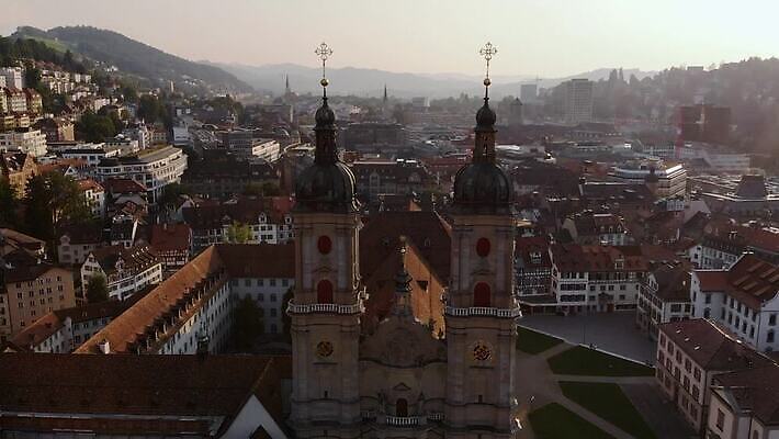 유럽 기독교 종교 여행 건축양식 주택 안테나 풍경 사람없음 건물 세계 성당 교회 카메라 탑 도시 센터 중세 역사 재산 성자 도서관 정상 땅 스위스 알프스 타운 수도원 항공촬영 혁명 드론 랜드마크 수녀원 옛날 MOV 해외동영상 슬로모션 클립영상 건축물 교육 건축 나라 뷰포인트 컨셉 통신 종교건축 촬영기법 금융 전자제품 동영상 파일형식