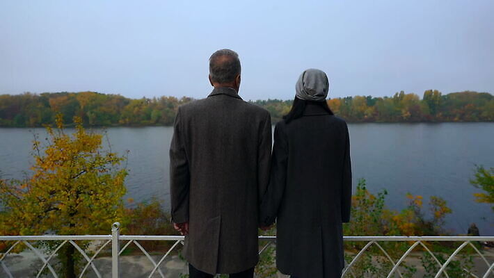 라이프스타일 손 커플 응시 공원 할아버지 딸 결혼 2 가족 관계 자연 남편 함께함 사랑 사람 야외 두명 강 낭만 가을 잡기 아내 쌍 아빠 숲 강가 은퇴 동료 70대 돌봄 동반자 옛날 MOV 해외동영상 슬로모션 클립영상 시선 계절 공공시설 노년 남자 감정 컨셉 모션 촬영기법 이벤트 생활 신체부위 생태계 동영상 파일형식