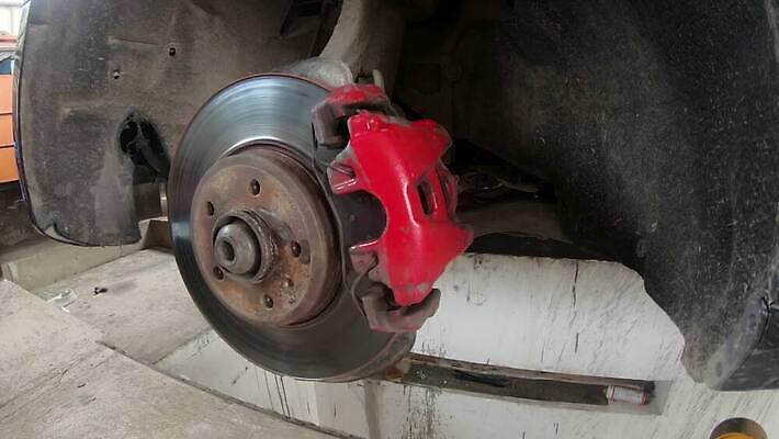 직업 산업 컨셉 부분 자동차 안전 사람 사람없음 우주 금속 장비 공구 바퀴 변화 수리 닫기 브레이크 확인 서비스 타이어 시스템 고정 정비공 유지 패드 교체 자동 차고 철강 캘리퍼스 4K MP4 해외동영상 클립영상 육상교통 모션 재질 도구 기술자 동영상 파일형식