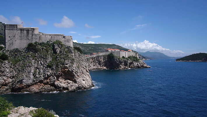 유럽 바다 여행 건축양식 풍경 사람없음 야외 물 여름 도시풍경 도시 중세 역사 지중해 언덕 카누 카약 타운 크로아티아 구시가지 두브로브니크 랜드마크 발칸반도 옛날 4K MOV 해외동영상 클립영상 자연요소 계절 건축 나라 수상스포츠 동영상 파일형식