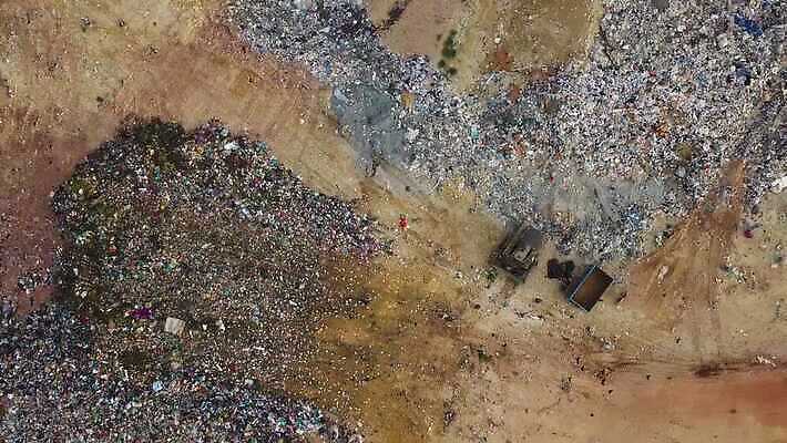 조류 사람없음 야외 초록색 하이앵글 쌓기 환경 재활용 환경오염 오염 보호 쓰레기 폐기물 파편 플라스틱 땅 버리기 생태계 먼지 한조각 낭비 경영 고물상 생태학 4K MOV 해외동영상 클립영상 동물 1 교육 뷰포인트 컬러 컨셉 비즈니스 모션 재질 친환경 동영상 파일형식