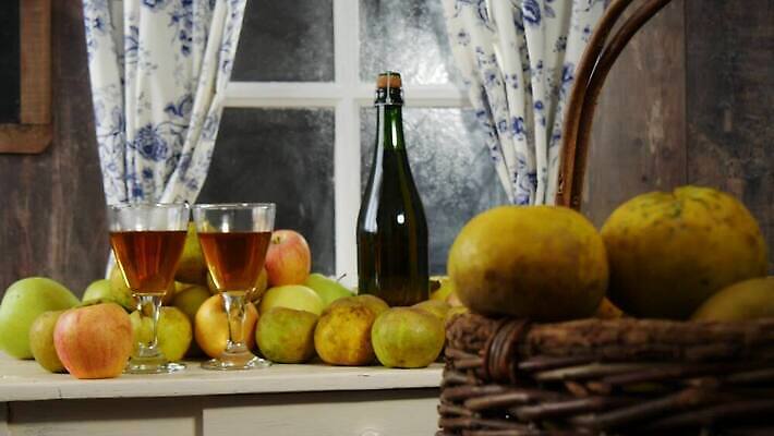 전통 음료 음식 과일 창문 유리 탁자 주택 건강 사람없음 목재 주스 낭만 수확 시골 긴급 알코올 신선 달콤 사과 상품 유기농 내추럴 노르망디 바이오 식초 핸드메이드 4K MP4 해외동영상 클립영상 나무 웰빙 가구 컨셉 농업 재료 재질 건물 맛 동영상 파일형식