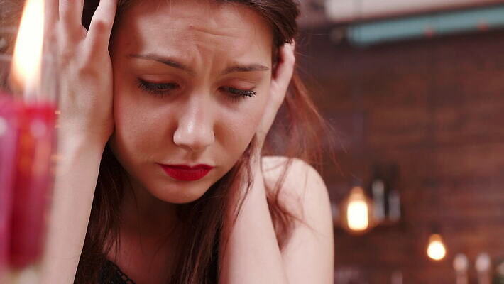 백인 여자 감정 얼굴 사람 사람없음 고통 슬픔 흰색 표현 좌절 떨어짐 울음 속눈썹 눈물 불행 부정적 비극 우울증 적자 남용 4K MOV 해외동영상 클립영상 서양인 컬러 컨셉 표정 신체부위 질병 눈썹 동영상 파일형식