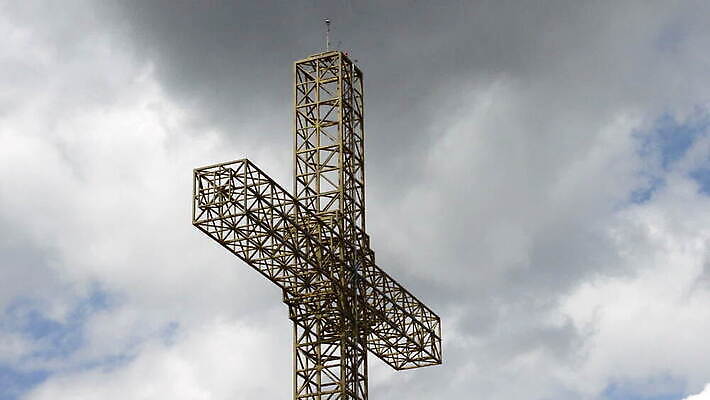 나무 산업 기독교 종교 십자가 하늘 사람없음 파란색 금속 천주교 큼 심볼 몬트리올 천연기념물 고딕 신앙심 철강 MOV 해외동영상 클립영상 식물 컬러 캐나다 재질 크기 동영상 파일형식