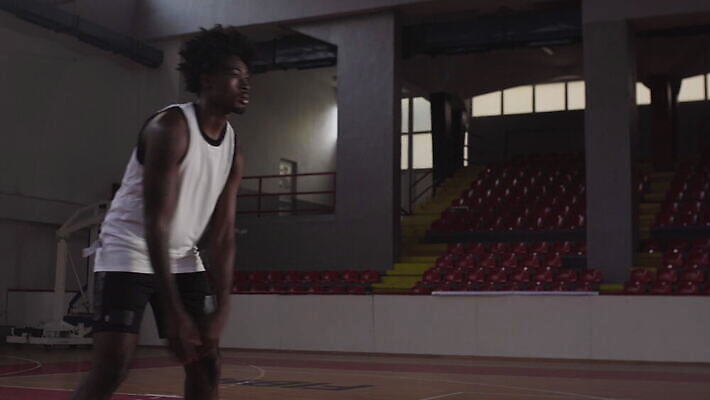 직업 1 라이프스타일 남자 유럽 스포츠 포즈 공 놀이 농구 실내 건강 한명 사람 성인 내부 운동복 달리기 운동 바구니 힘 게임 수비 결심 집중 연습 블라우스 근육질 동영상 법정 심각 어려움 운동가 튕기기 플레이어 4K MOV 해외동영상 클립영상 옷 나라 컨셉 상의 모션 근육 생활 구기 몸매 파일형식