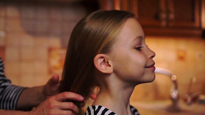 드레스 여자 딸 행복 어린이 가족 관계 엄마 주택 함께함 한명 미소 성인 목재 부모 컬러풀 금발 머리 주방 줄무늬 기쁨 방 붓 머리빗 잠 편안함 조심 고립 돌봄 타격 텅스텐 장식술 MP4 해외동영상 클립영상 나무 1 헤어스타일 옷 감정 컬러 컨셉 무늬 재료 모션 표정 사람 건물 신체부위 장식 미용용품 감각 원소 동영상 파일형식