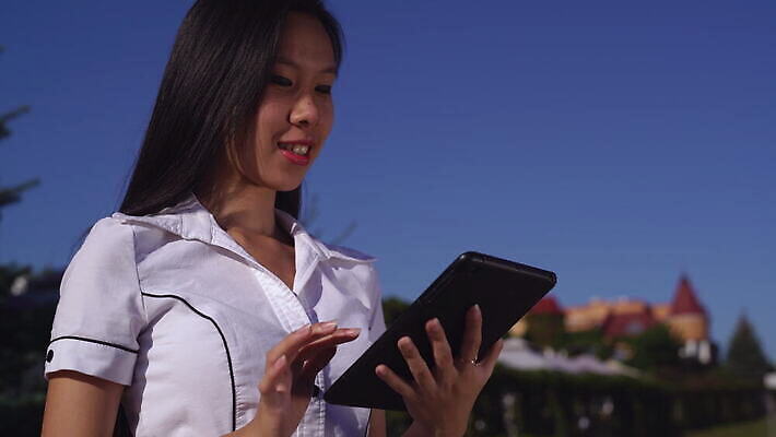 직업 학생 라이프스타일 외관 여자 인터넷 비즈니스 텍스트 자연 하늘 거리 한명 서기 동양인 야외 건물 태양 알약 스크린 터치 타이핑 잡기 도시 비즈니스우먼 메시지 보행로 우아함 무선전화기 스마트 읽기 타운 온라인 전송 심각 터치스크린 혼자 스타일 4G 4K MOV 해외동영상 클립영상 자연요소 1 건축물 길 컨셉 모션 IT 사람 인종 생활 약 직장인 전화기 생태계 동영상 파일형식