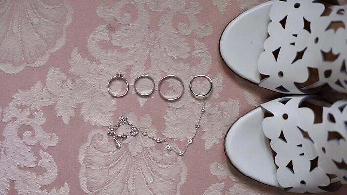 전통 커플 기념일 결혼 신발 2 장신구 결혼식 남편 함께함 선물 사랑 사람없음 빛 유행 금속 흰색 축하 반지 아내 쌍 황금 고급 닫기 은색 보석 심볼 오브젝트 다이아몬드 약혼 백금 제안 스타일 MOV 해외동영상 클립영상 감정 컬러 컨셉 관계 모션 재질 이벤트 광석 약속 동영상 파일형식