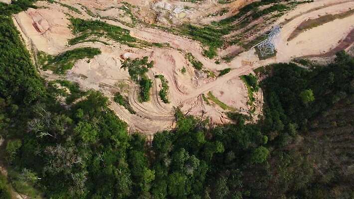나무 식물 산업 잎 건설업 풍경 사람없음 야외 초록색 하이앵글 탑 힘 농촌 시골 오염 언덕 전염 철사 철탑 생태학 전압 조감도 4K MOV 해외동영상 클립영상 건축물 교육 뷰포인트 컬러 질병 감염 동영상 파일형식