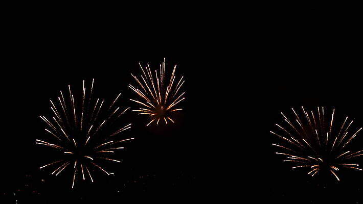 기념일 여행 백그라운드 하늘 불 휴가 불꽃 기념 폭죽 불꽃놀이 이벤트 사람없음 빨간색 물 빛 강 컬러풀 파티 축제 기쁨 축하 도시 야간 저녁 쇼 경례 스카이라인 광 크리스마스이브 4K MOV 해외동영상 클립영상 자연요소 감정 컬러 컨셉 크리스마스 놀이 인사 밤 동영상 파일형식