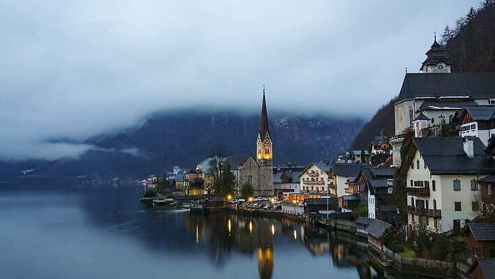 전통 유럽 호수 여행 백그라운드 크리스마스 겨울 건축양식 자연 호텔 휴가 산 주택 풍경 사람없음 야외 건물 물 파란색 강 도시풍경 세계 반사 교회 마을 일출 가을 흰색 도시 점 오스트리아 재산 알프스 타운 동영상 랜드마크 옛날 잘츠부르크 4K 타임랩스 MOV 해외동영상 클립영상 자연요소 건축물 계절 기념일 건축 나라 컬러 종교건축 숙소 촬영기법 금융 노을 생태계 파일형식