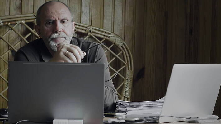 백인 직업 라이프스타일 남자 안경 중년 비즈니스 사업가 노동자 수염 거리 스트레스 주택 직장 피곤 한명 사람 성인 노트북 컴퓨터 사무실 고통 터치 업무 작업 비즈니스맨 좌절 책상 고민 두통 업무과다 문제 고립 과로 마감 소셜 옛날 편두통 4K MOV 해외동영상 클립영상 서양인 1 잡화 감정 가구 컨셉 회사 건물 생활 전자제품 직장인 질병 동영상 파일형식