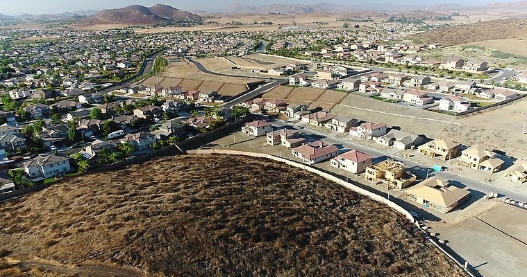 산업 부동산 새로움 주택 안테나 사람없음 건물 건설현장 땅 머리위 먼지 이웃 항공촬영 개발 4K MP4 해외동영상 클립영상 건축물 뷰포인트 컨셉 통신 건설업 재산 동영상 파일형식