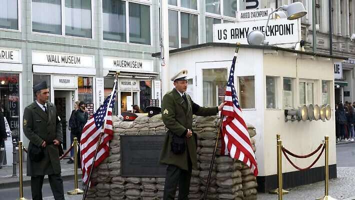 유럽 문화 도로 벽 여행 건축양식 휴가 거리 독일 말하기 대화 사람없음 건물 도시풍경 여행객 탑 군인 추위 죽음 깃발 도시 역사 재산 군용 전쟁 육군 타운 포인트 베를린 기념물 동쪽 건너기 랜드마크 서쪽 수도권 국경 4K MOV 해외동영상 클립영상 직업 건축물 건축 나라 길 교통시설 모션 군대 사람 풍경 금융 방향 지역 동영상 국군 파일형식
