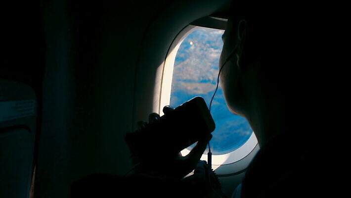 라이프스타일 응시 여자 행복 실루엣 음악 여행 의자 비즈니스 창문 교통시설 휴가 휴식 산 비행기 사람 앉기 사람없음 스마트폰 핸드폰 여행객 헤드폰 듣기 슬픔 공항 이별 항공 상업 승객 대패 우울증 이민 4K MOV 해외동영상 클립영상 시선 감정 음향기기 가구 교통 이동 컨셉 항공교통 모션 문화예술 대중교통 촬영기법 생활 전자제품 스마트기기 질병 시설 동영상 파일형식