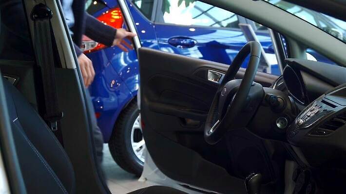 백인 라이프스타일 손 남자 행복 의자 비즈니스 자동차 성공 새로움 수염 갈색머리 한명 미소 안전 사람 앉기 성인 세일 운전 벨트 잡기 운전사 구매 핸들 고객 긍정 딜러 소매 주인 대여 렌탈 매각 자동 잠금해제 소유 놓기 4K MOV 해외동영상 클립영상 서양인 직업 1 헤어스타일 잡화 감정 육상교통 가구 컨셉 모션 표정 생활 신체부위 쇼핑 동영상 파일형식