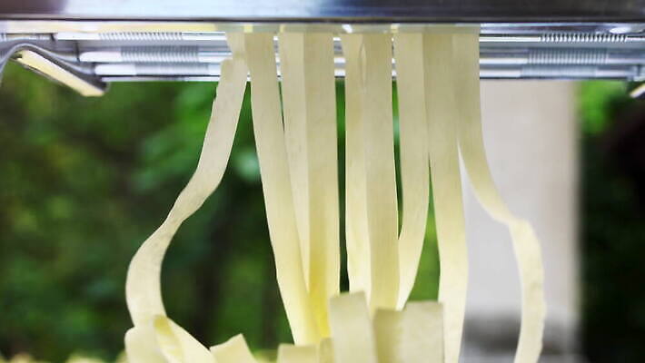 손 여자 줄 음식 빵 탁자 추상 주택 건조 파스타 건강 스파게티 관리 사람 사람없음 햇빛 노란색 기계 이탈리아 면 업무 수프 자르기 시리얼 국수 반죽 만들기 밀가루 라비올리 라자냐 마카로니 이스트 특별함 핸드메이드 토르텔리니 4K MOV 해외동영상 클립영상 유럽 컬러 가구 컨셉 무늬 모션 서양음식 건물 신체부위 태양 면류 작업 이탈리아음식 가루 동영상 파스타면 파일형식