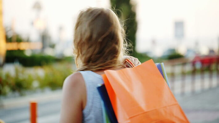 라이프스타일 여자 행복 가방 거리 미소 사람 사람없음 야외 여름 쇼핑 세일 도시 구매 어깨 만족 흥분 회전 쇼퍼홀릭 MOV 해외동영상 클립영상 잡화 계절 감정 표정 생활 신체부위 동영상 파일형식