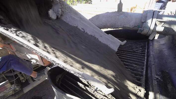 직업 공공시설 산업 건축양식 표면 노동자 새로움 바닥 주택 사람 사람없음 건물 장비 젖음 공구 업무 작업 액체 보행로 붓기 매끈함 혼합 땅 믹서 기중기 시멘트 판 펌프 건축업자 계약자 고용 마무리 방법 블러 석공 섞기 콘크리트 프로젝트 4K MP4 해외동영상 클립영상 건축물 건축 길 컨셉 모션 구직 도구 감각 중장비 계약 시설 동영상 채용 파일형식