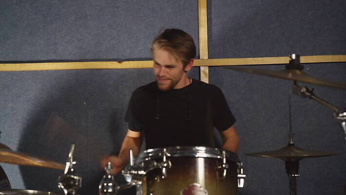 백인 남자 행복 티셔츠 노래 놀이 실내 한명 소년 성인 세트 콘서트 공연 음악가 악단 드럼 쇼 조립 드러머 차고 팝 반복 4K MOV 해외동영상 클립영상 서양인 직업 1 감정 어린이 음악 셔츠 타악기 사람 이벤트 내부 동영상 파일형식