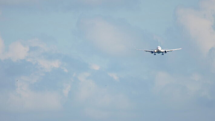 교통시설 하늘 비행기 사람없음 공항 항공 상업 제트기 승객 엔진 암스테르담 대패 착륙 접근 항공사 4K MOV 해외동영상 클립영상 산업 교통 항공교통 대중교통 네덜란드 시설 동영상 파일형식