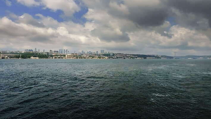 유럽 아시아 바다 여행 비즈니스 건축양식 교통시설 하늘 이스탄불 안테나 풍경 사람없음 건물 물 파란색 도시풍경 여행객 검은색 도시 만 보트 역사 대륙 함선 동쪽 스카이라인 칠면조 랜드마크 보스포루스 1인칭시점 4K MOV 튀르키예 해외동영상 클립영상 자연요소 건축물 시선 건축 나라 컬러 교통 통신 조류 사람 배 방향 시설 동영상 선박 파일형식